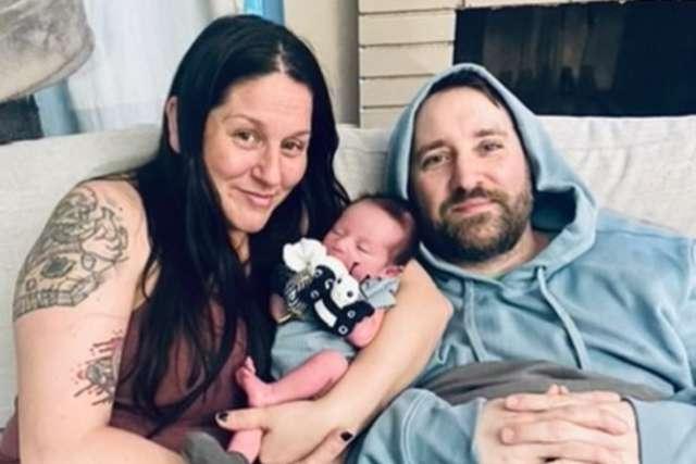 KC Brandenstein和丈夫Jason Benoit带着刚出生的女儿James在家里.